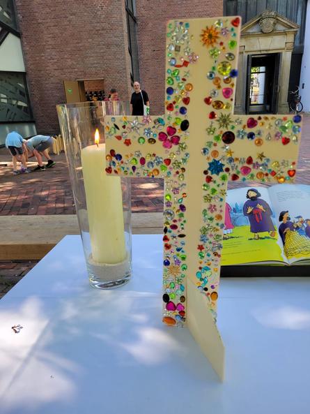 1. Kirche kunterbunt - ein voller Erfolg mit der Singschule, einem tollen Mitbringbuffet und vielen Aktionen