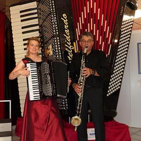 Montag, 3. August 19 Uhr Sommermusik mit Klarinetten und Konzertakkordeon in der Stadtkirche „Accordeon, Accordeon“ – Die bewegte Geschichte des Instrumentes, Duo „Sing Your Soul“ – Eintritt frei