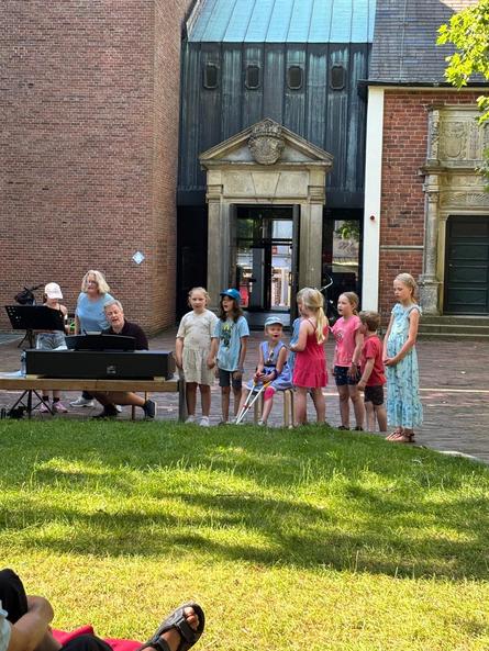 1. Kirche kunterbunt - ein voller Erfolg mit der Singschule, einem tollen Mitbringbuffet und vielen Aktionen